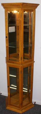 Oak /glass mirrored Pulaski Furniture Company lighted curio cabinet